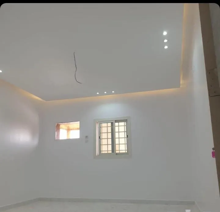 ديكور جداري مع بديل خشب وإنارة ليد